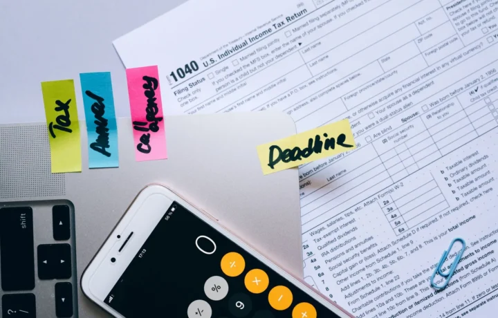 Controle de contas a pagar com documentos fiscais, calculadora e notas em uma mesa de escritório