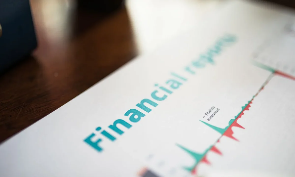 Relatório financeiro detalhado com gráficos e análise de dados sobre lucro líquido