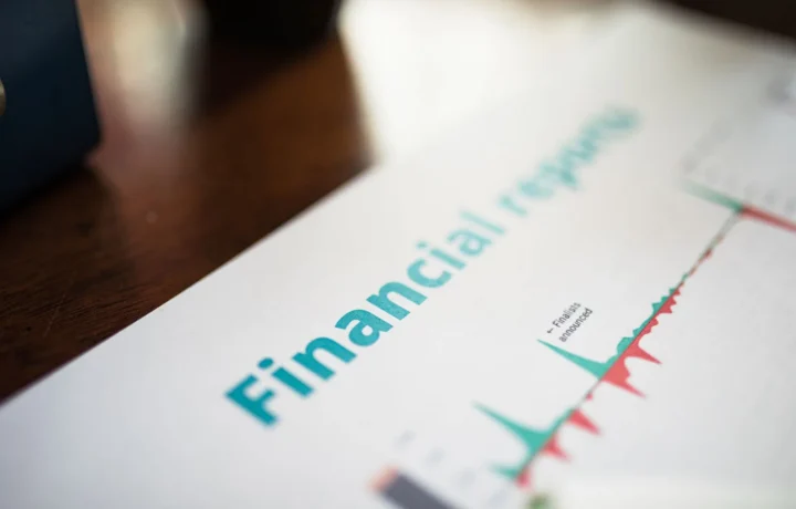 Relatório financeiro detalhado com gráficos e análise de dados sobre lucro líquido